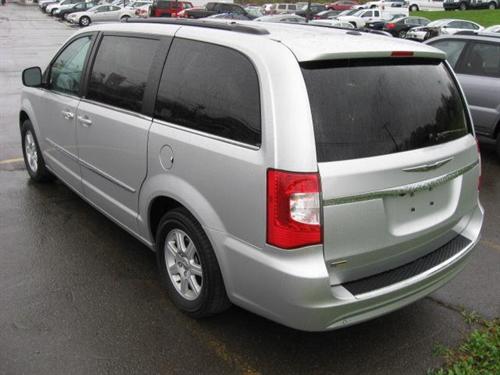 Chrysler Town and Country 2011 photo 4