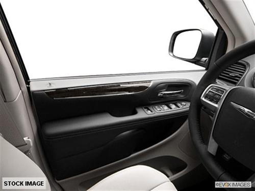 Chrysler Town and Country 2011 photo 2