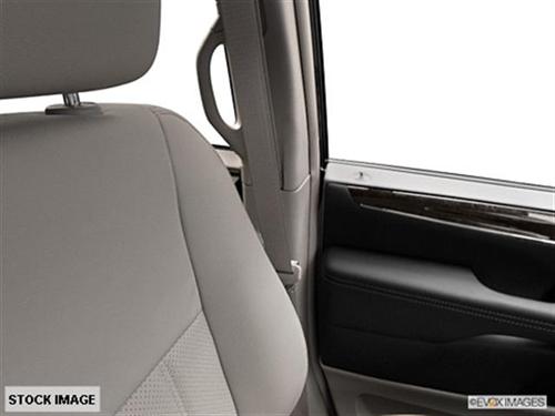 Chrysler Town and Country 2011 photo 3