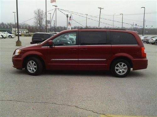 Chrysler Town and Country 2011 photo 3