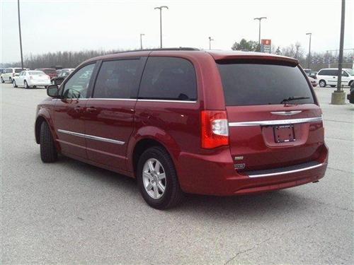 Chrysler Town and Country 2011 photo 4