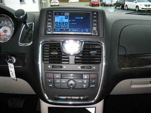 Chrysler Town and Country 2011 photo 2