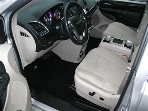 Chrysler Town and Country 2011 photo 3