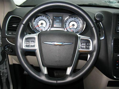 Chrysler Town and Country 2011 photo 5