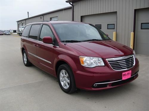 Chrysler Town and Country 2011 photo 3