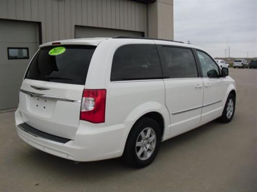 Chrysler Town and Country 2011 photo 2