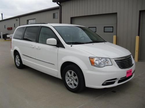 Chrysler Town and Country 2011 photo 3