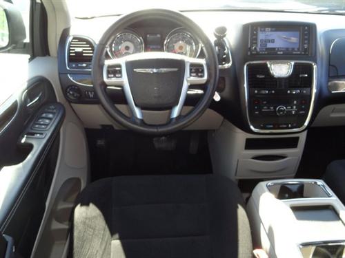 Chrysler Town and Country 2011 photo 1