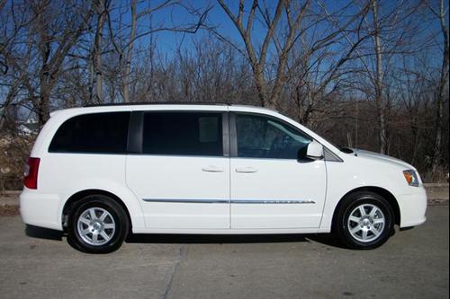 Chrysler Town and Country 2011 photo 1