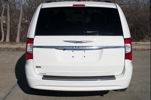 Chrysler Town and Country 2011 photo 2
