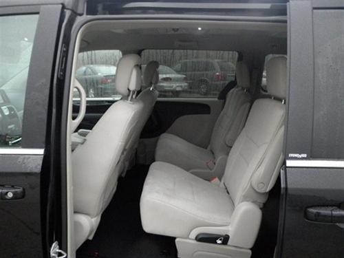 Chrysler Town and Country 2011 photo 1