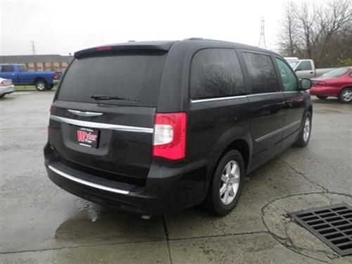 Chrysler Town and Country 2011 photo 2