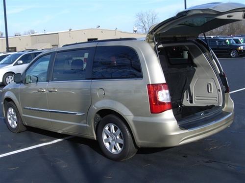 Chrysler Town and Country 2011 photo 1
