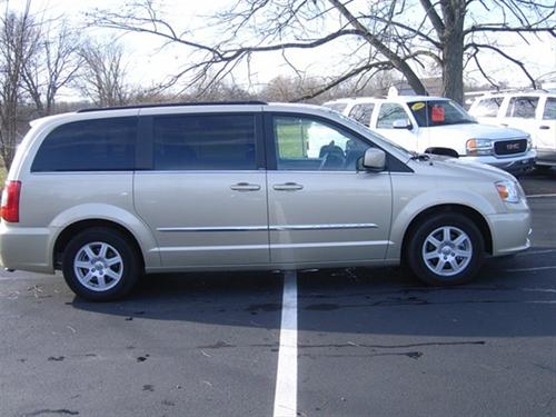 Chrysler Town and Country 2011 photo 2