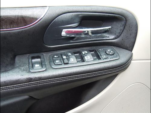 Chrysler Town and Country 2011 photo 3