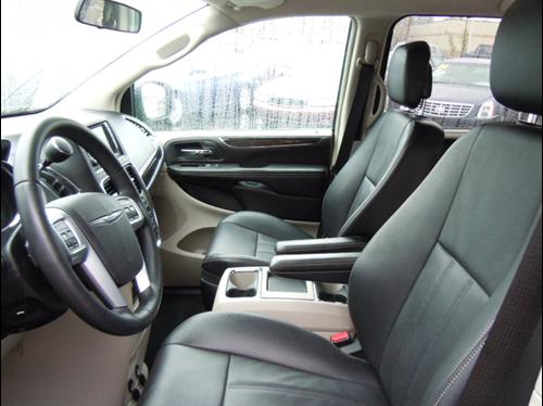Chrysler Town and Country 2011 photo 5