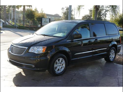 Chrysler Town and Country 2011 photo 3