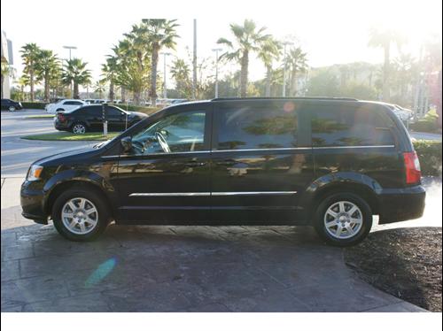 Chrysler Town and Country 2011 photo 4