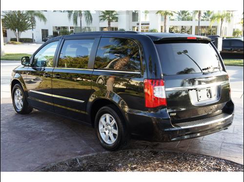 Chrysler Town and Country 2011 photo 5