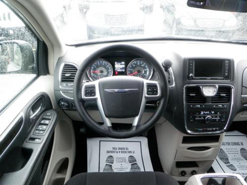 Chrysler Town and Country 2011 photo 2