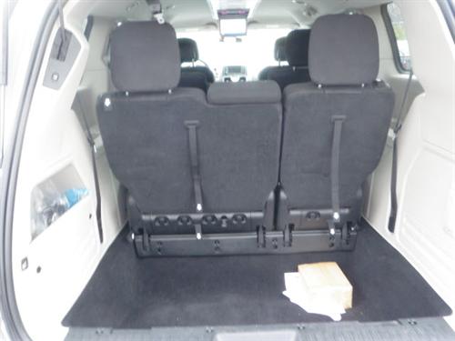 Chrysler Town and Country 2011 photo 3