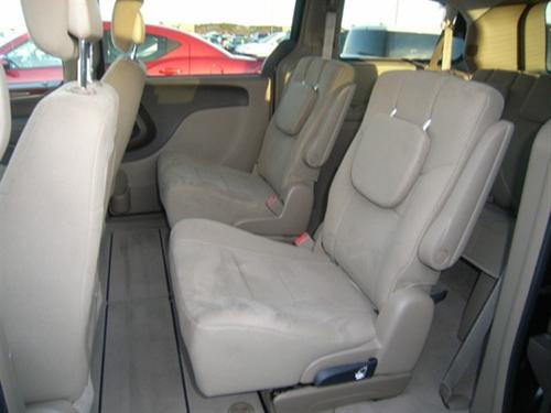 Chrysler Town and Country 2011 photo 2