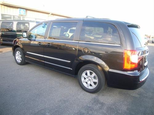 Chrysler Town and Country 2011 photo 4