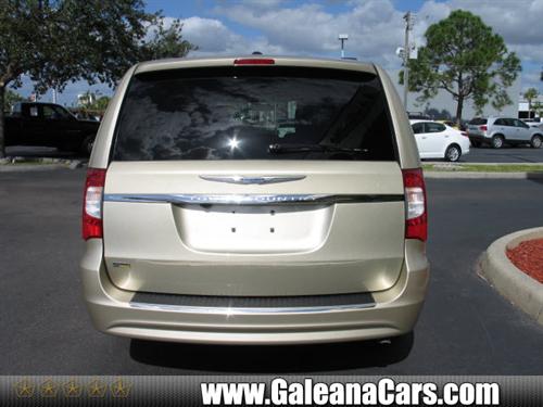 Chrysler Town and Country 2011 photo 1