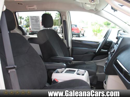 Chrysler Town and Country 2011 photo 2