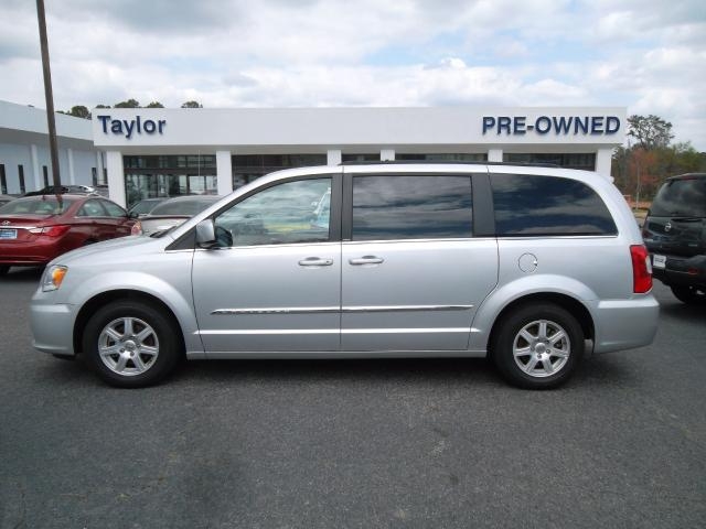 Chrysler Town and Country 2012 photo 1