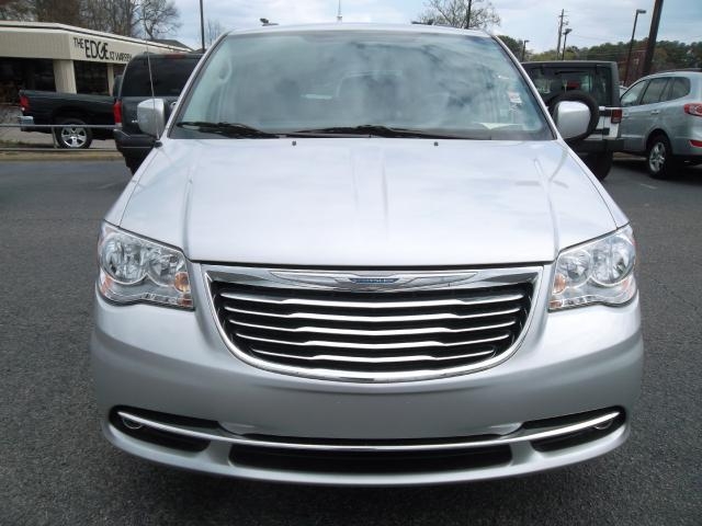 Chrysler Town and Country 2012 photo 2
