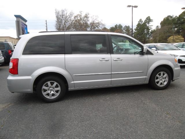 Chrysler Town and Country 2012 photo 3
