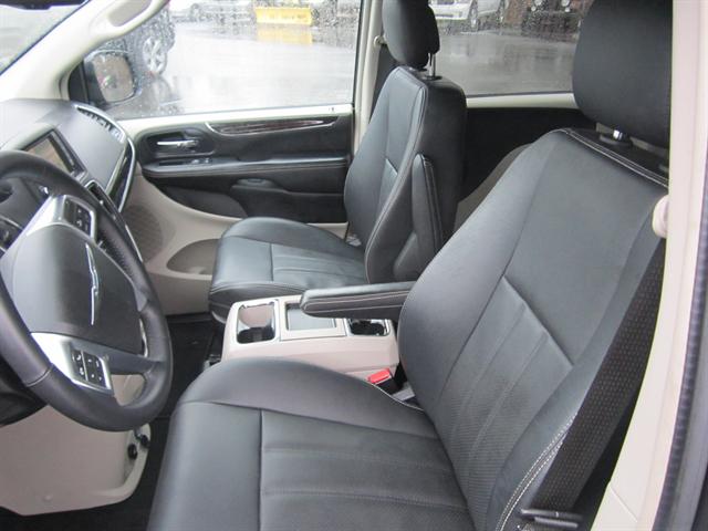Chrysler Town and Country 2012 photo 3