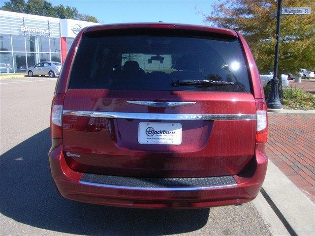 Chrysler Town and Country 2012 photo 2