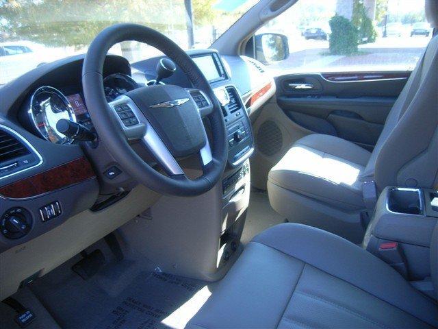 Chrysler Town and Country 2012 photo 3