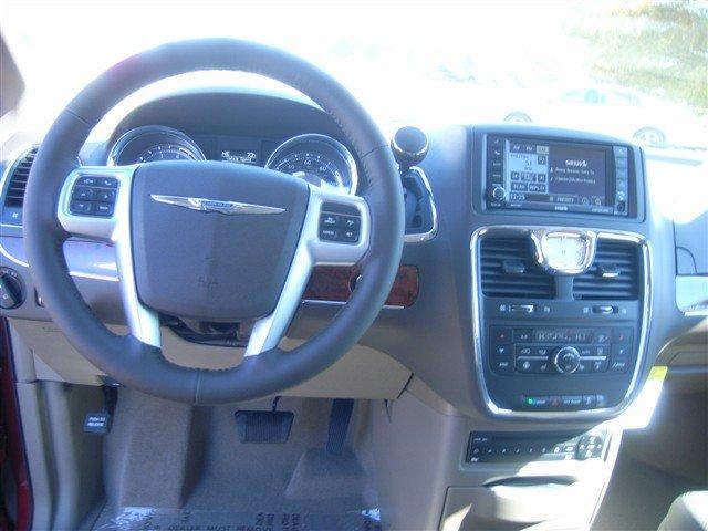 Chrysler Town and Country 2012 photo 5