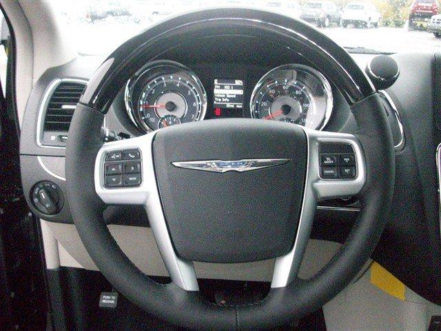 Chrysler Town and Country 2012 photo 2