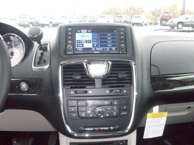 Chrysler Town and Country 2012 photo 3