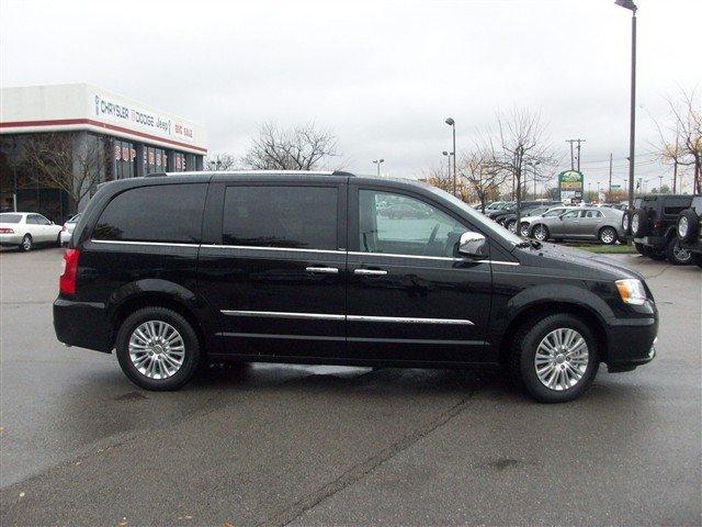 Chrysler Town and Country 2012 photo 1