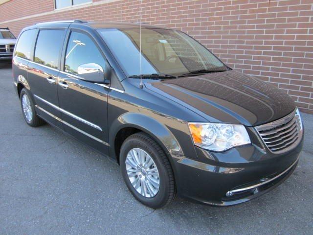 Chrysler Town and Country 2012 photo 1