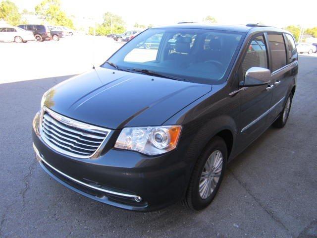 Chrysler Town and Country 2012 photo 2