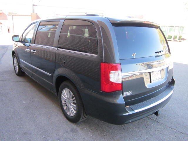Chrysler Town and Country 2012 photo 3