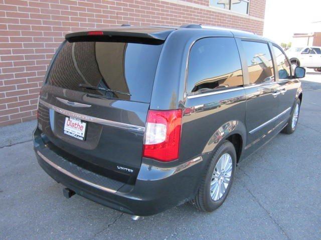Chrysler Town and Country 2012 photo 4
