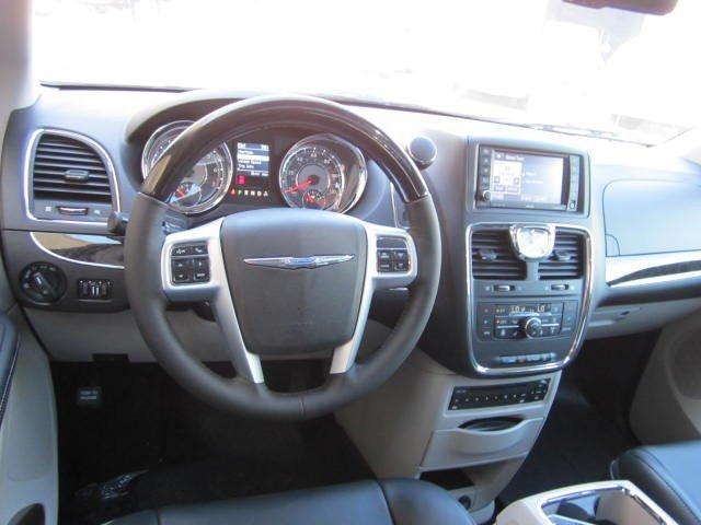 Chrysler Town and Country 2012 photo 5