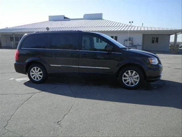 Chrysler Town and Country 2012 photo 1