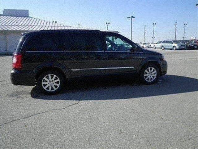 Chrysler Town and Country 2012 photo 2