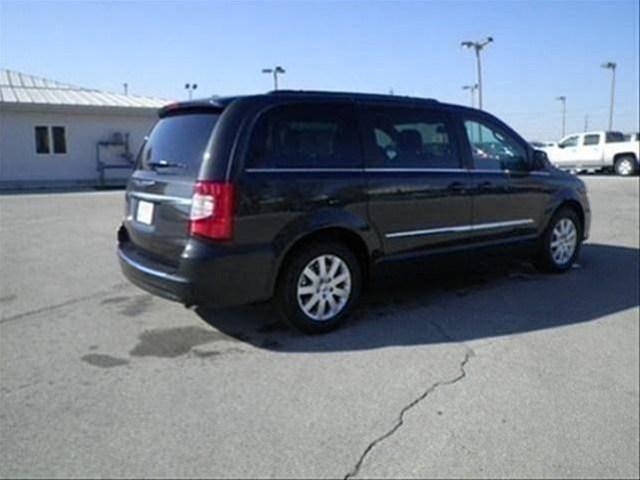 Chrysler Town and Country 2012 photo 3