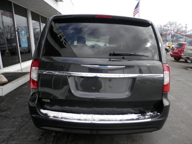 Chrysler Town and Country 2012 photo 1