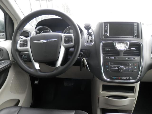 Chrysler Town and Country 2012 photo 3