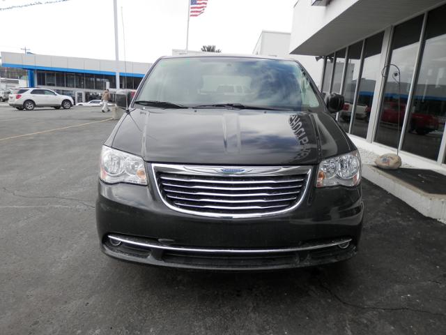 Chrysler Town and Country 2012 photo 5